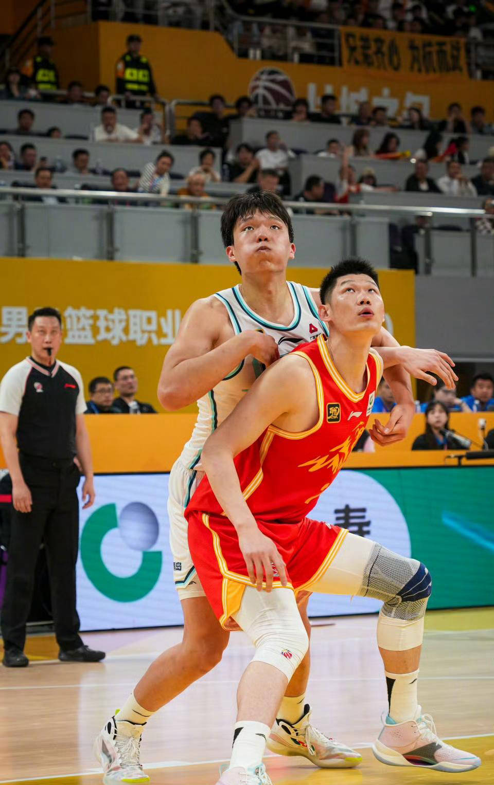 明星球员亮相，助阵球队士气高涨